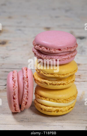 Bunte französische Macarons auf alten Holz Textur Hintergrund isoliert. Pastellfarben - Imagen Stockfoto