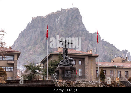 Blick aus dem Cumhuriyet-platz und Utku Denkmal in Afyonkarahisar. Afyonkarahisar ist eine Stadt im Westen der Türkei, die Hauptstadt der Provinz Afyon. Stockfoto