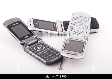 Alte klassische Flip Style Mobiltelefone auf Weiß Stockfoto