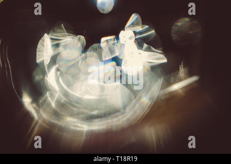 Real lens flare Licht auf dunklem Hintergrund. Sonnenlicht gebrochen in Glas. Können in Ihren Bildern verwendet werden, um verschiedene Effekte zu erstellen Stockfoto