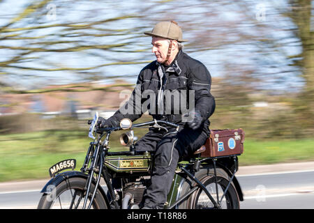 Obere Beeding, East Sussex, UK. 24. März 2019. Der Sonnenstrahl Motor Cycle Club feiert sein 80 London nach Brighton. Alle Maschinen nehmen teil Stockfoto