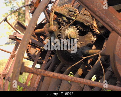 Alte landwirtschaftliche Geräte aus vergangenen Zeiten. Rost im Fahrerlager die alte Maschine nicht mehr verwendet wird. Stockfoto