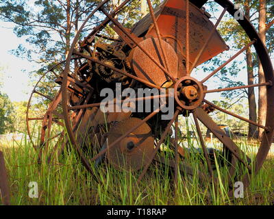 Alte landwirtschaftliche Geräte aus vergangenen Zeiten. Rost im Fahrerlager die alte Maschine nicht mehr verwendet wird. Stockfoto