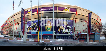 2010 Panorama der Hubert H. Humphrey Metrodome Minneapolis, Minnesota mit Fotos von NFL Vikings Quarterback Brett Favre und zurück läuft, Adrian Stockfoto