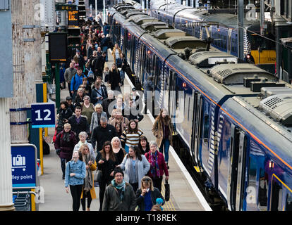 Die Passagiere aussteigen auf die Plattform von scotrail am Bahnhof Waverley Station in Edinburgh, Schottland, Großbritannien Stockfoto