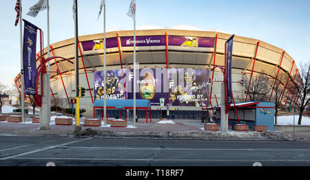 2010 Panorama der Hubert H. Humphrey Metrodome Minneapolis, Minnesota mit Fotos von NFL Vikings Quarterback Brett Favre und zurück läuft, Adrian Stockfoto