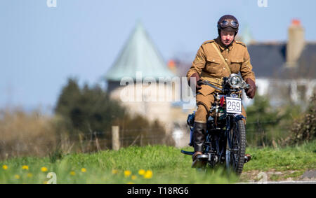 Obere Beeding, East Sussex, UK. 24. März 2019. Der Sonnenstrahl Motor Cycle Club feiert sein 80 London nach Brighton. Alle Maschinen nehmen teil Stockfoto