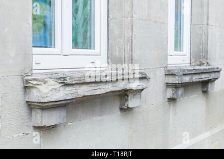 Eine beschädigte Stein Fenster zurück mit Abgeplatzte Ecken, Deutschland Stockfoto