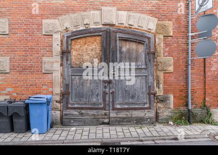 Alte historische Holztür mit schweren Beschläge, Deutschland