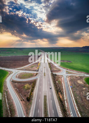 Drone Schuß auf zwei Weise Highway in Bulgarien. A1' Trakia 'Osteuropa. Es verbindet die Hauptstadt Sofia, Plovdiv und die Stadt Burgas Stockfoto