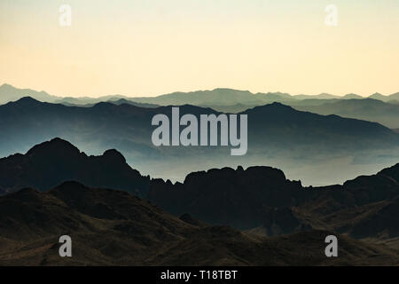 Panoramablick und abgelegenen Landschaft oder Landschaft der Schwarzen Berge von der Sitgreaves Pass am frühen Abend, Arizona, USA. Stockfoto