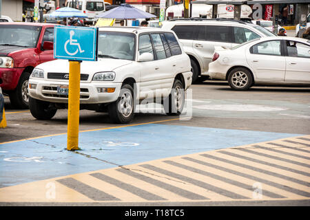 Behindertengerechte Parkplätze auf einem Parkplatz in der Stadt Ensenada, Mexiko. Stockfoto