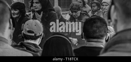 Oswiencim, Polen - 21. September 2019: Touristen nehmen Sie teil an einer geführten Tour im Auschwitz bauten. Die Wände sind mit Bildern der eingerichtet Stockfoto