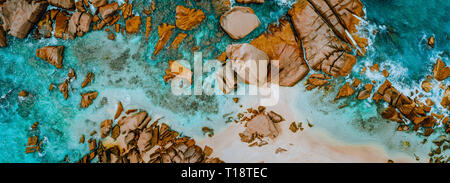 Antenne top Panorama der Küste riesige bizarre Granitfelsen Felsbrocken auf tropischen Strand mit türkisblauen azurblauem Wasser. Beeindruckende Felswand Seascape Stockfoto