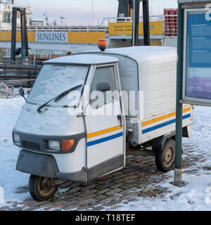 Finnland, Helsinki - Januar 2015: Traditionelle vintage Fahrzeug mit drei Rädern, geparkt neben Hafen im Winter Stockfoto