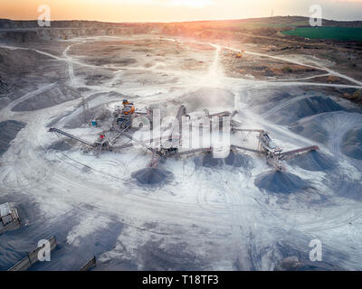 Panorama bei Sonnenuntergang der Kieswerk, Bergbau von gelben Bau Kies, Pumpen Kies mit Hilfe von leistungsstarken Pumpen, post-apokalyptischen landscap Stockfoto