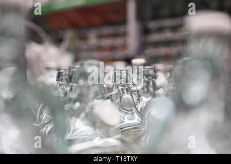 Glas Container im Store. Stockfoto