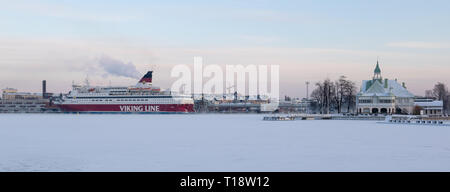 HELSINKI, Finnland - 08. Januar 2015: Viking Line Passagier Schiff den Hafen von Helsinki im Winter Stockfoto
