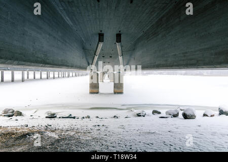 Im Rahmen der "vuosaari "Brücke in Helsinki, Finnland an einem kalten Wintertag Stockfoto