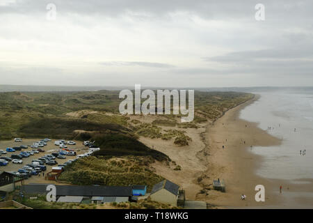 21. März 2019 - Saunton, Devon, Großbritannien. Blick auf Saunton Strand und der Braunton Burrows als aus der Saunton Sands Hotel gesehen Stockfoto