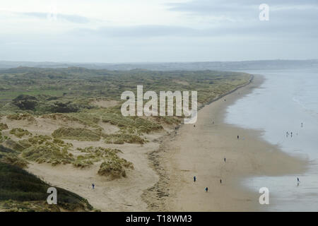 21. März 2019 - Saunton, Devon, Großbritannien. Blick auf Saunton Strand und der Braunton Burrows als aus der Saunton Sands Hotel gesehen Stockfoto