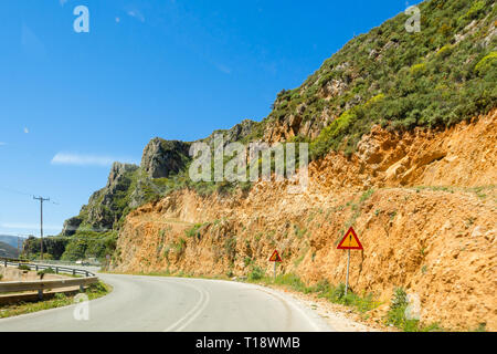 Eine kurvenreiche Straße im westlichen Teil der Insel Kreta. Griechenland Stockfoto