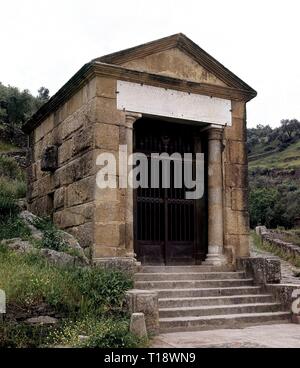 TEMPLO ROMANO SITUADO A LOS PIES DEL PUENTE DE ALCANTARA - SIGLO II. Autor: CAYO JULIO LACER. Lage: TEMPLO ROMANO. Alcantara. CACERES. Stockfoto