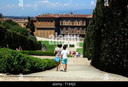 Anzeigen einer Frau und eines Jungen gehen, Schritte in Richtung der Rückseite des Palazzo Pitti Palast an den Boboli Gärten, Florenz, Italien Stockfoto