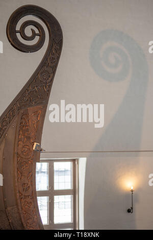 Wikingerschiff Schwanz und sein Schatten, im Viking Ship Museum in Oslo Stockfoto