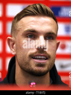 Jordan Henderson aus England während der Pressekonferenz im Fußballverband von Montenegro, Podgorica. Stockfoto