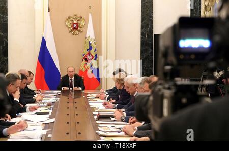 Der russische Präsident Wladimir Putin Stühle ein Treffen der Regierungschefs der Kreml März 20, 2019 in Moskau, Russland. Stockfoto