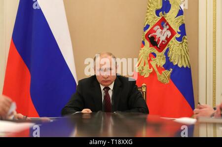 Der russische Präsident Wladimir Putin Stühle ein Treffen der Regierungschefs der Kreml März 20, 2019 in Moskau, Russland. Stockfoto