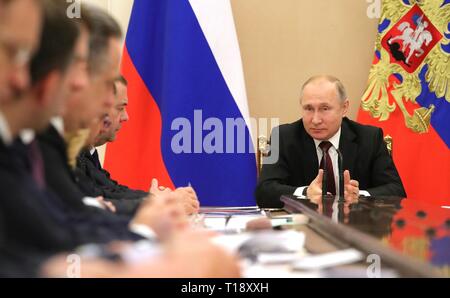 Der russische Präsident Wladimir Putin Stühle ein Treffen der Regierungschefs der Kreml März 20, 2019 in Moskau, Russland. Stockfoto