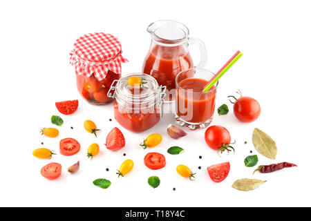 Tomatensaft, Ketchup und Tomaten auf weißem Hintergrund Stockfoto