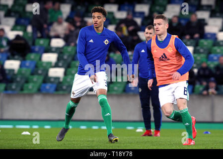 Nordirlands Jamal Lewis (links) und Steven Davis Aufwärmen vor der UEFA Euro 2020 Qualifikation, Gruppe C Match im Windsor Park, Belfast. Stockfoto