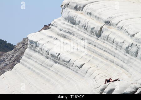 Details von Scala dei Turchi, Landschaft und das Leben vor Ort Stockfoto