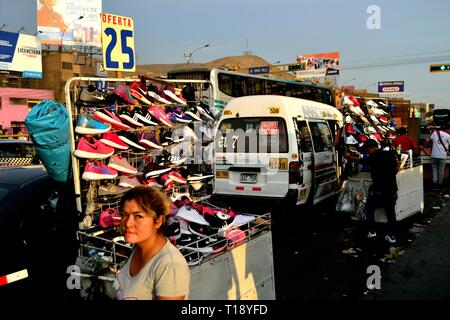 Schuhe Straßenhändler in Plaza Norte in Lima. Abteilung von Lima Peru Stockfoto