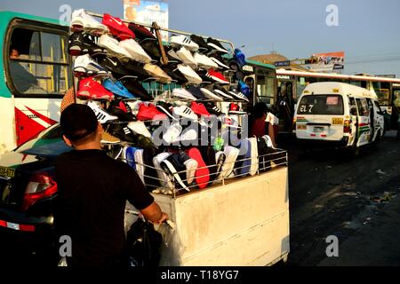 Schuhe Straßenhändler in Plaza Norte in Lima. Abteilung von Lima Peru Stockfoto