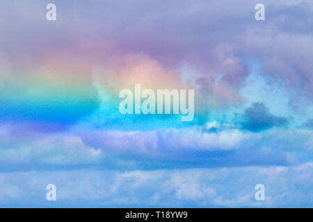 Wunderschöne, atemberaubende Bogen in den Wolken auf Maui. Stockfoto