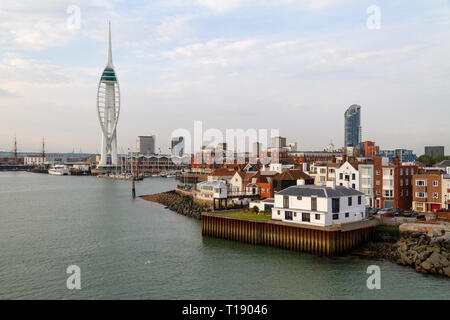 Allgemeine Ansicht bei der Ankunft im Hafen von Portsmouth, Hampshire, England mit dem Spinnaker Tower in der Ferne. Stockfoto