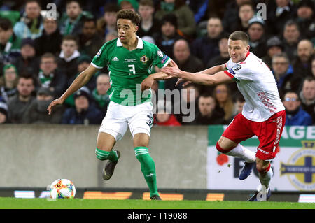 Nordirlands Jamal Lewis (in Aktion links) während der UEFA EURO 2020 Qualifikation, Gruppe C Match im Windsor Park, Belfast. Stockfoto