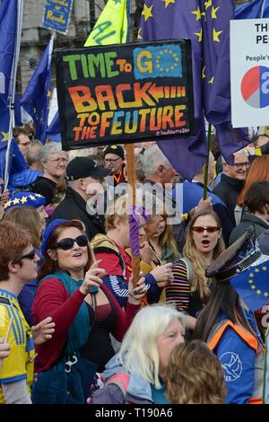 London, UK, 23. März 2019. Eine Frau hält ein Plakat im März gegen Brexit & zur Unterstützung eines zweiten Referendums auf Großbritanniens Mitgliedschaft in der EU Stockfoto