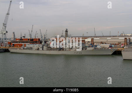 Die HMS Iron Duke (F 234) ist eine Art 23 Fregatte der Royal Navy in der britischen Royal Navy Dockyard, Portsmouth, UK. Stockfoto