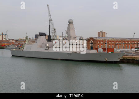 Die HMS Defender (D 36) Ein Typ 45 oder Gewagte - class air-defense Zerstörer der Royal Navy Dockyard, Portsmouth, UK. Stockfoto