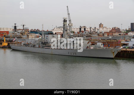 Die HMS Richmond ist eine Art 23 Fregatte der Royal Navy in der britischen Royal Navy Dockyard, Portsmouth, UK. Stockfoto