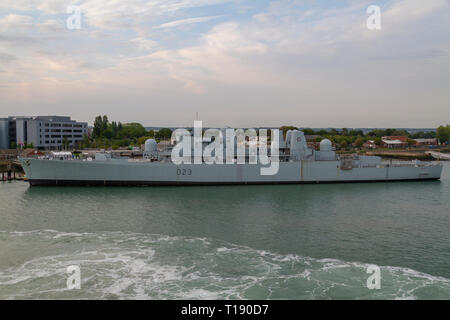 Die HMS Bristol (D23) ist eine Art 82 Zerstörer, in der Royal Navy Dockyard, Portsmouth, UK. Stockfoto