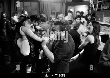 Insel Man, Peel 70er Jahre. Die jährlichen Viking Festival jährlich im Juli. Viking in einem lokalen Pub nach dem Main Event am Strand, immer ein wenig getrunken und Spaß haben. 1978. HOMER SYKES Stockfoto