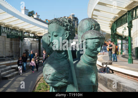 Varga Weisz' Wolldecke Menschen" am Hafen Bahnhof, Folkestone, Kent Stockfoto