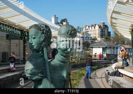 Varga Weisz' Wolldecke Menschen" am Hafen Bahnhof, Folkestone, Kent Stockfoto