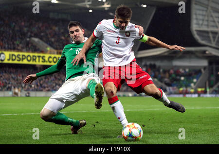 Nordirlands Kyle Lafferty (links) und Belarus Aleksandr Martynovich Kampf um den Ball während der UEFA EURO 2020 Qualifikation, Gruppe C Match im Windsor Park, Belfast. Stockfoto